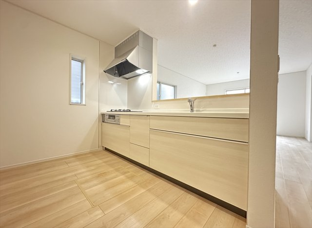 【キッチン】 | 朝霞市宮戸3丁目　新築一戸建住宅　全16棟　(志木本店) | 奥に入ってる物もサッと取り出しやすいスライド収納は奥まで一目で確認できるので調味料などの在庫管理にも便利です。