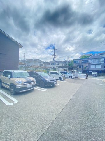 ルーチェ南茨木の駐車場