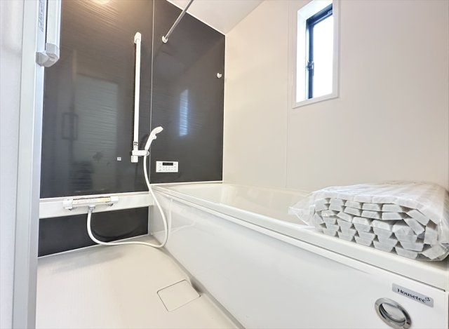 【浴室】 | 朝霞市宮戸3丁目　新築一戸建住宅　全16棟　(志木本店) | 浴室乾燥機が付いているので雨天の洗濯はもちろん、浴室内のカビの発生も防げるので衛生面も安心です。