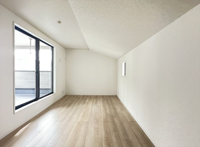 【洋室】 | 朝霞市宮戸3丁目　新築一戸建住宅　全16棟　(志木本店) | 7.2帖のゆとりある主寝室はダブルクローゼットでお部屋を広くお使いいただけます。