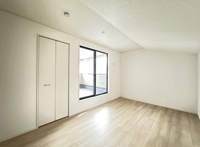 【洋室】 | 朝霞市宮戸3丁目　新築一戸建住宅　全16棟　(志木本店) | 洋室7.2帖／バルコニーに面しているので家事動線も良好です。