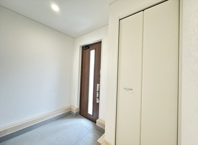 【玄関】 | 朝霞市宮戸3丁目　新築一戸建住宅　全16棟　(志木本店) | 明るく開放的な玄関