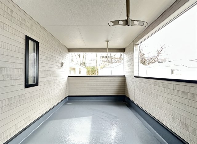 【バルコニー】 | 朝霞市宮戸3丁目　新築一戸建住宅　全16棟　(志木本店) | 急な雨でも安心なインナーバルコニー。外から洗濯物が見えにくいので家族のプライバシーも守れます。