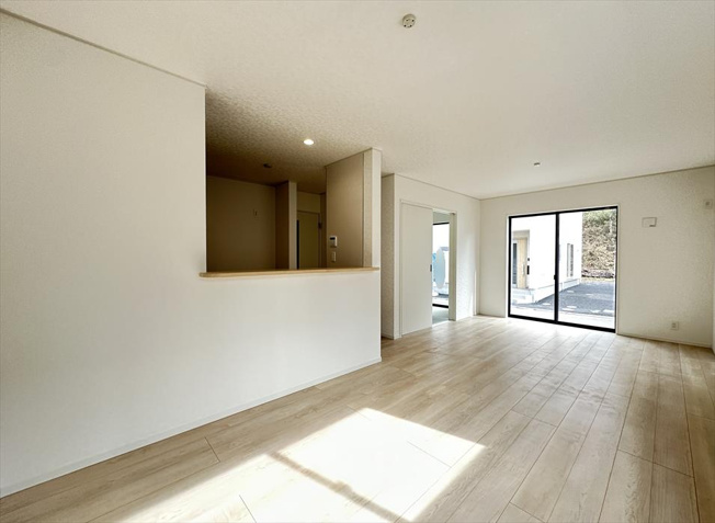 【居間・リビング】 | 朝霞市宮戸3丁目　新築一戸建住宅　全16棟　(志木本店) | 独立型のLDKはリビングの音や声が2階に響きにくいのでテレワークやお子様の勉強も捗ります。