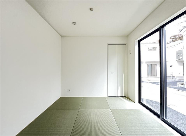 【和室】 | 朝霞市宮戸3丁目　新築一戸建住宅　全16棟　(志木本店) | リビングと続き間になっている和室は足を伸ばしてゆっくり過ごせる家族憩いの場。
ベビールームとしても便利です。