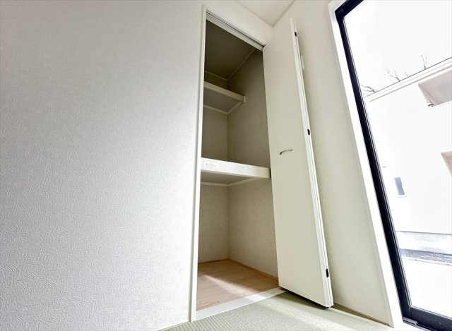 【収納】 | 朝霞市宮戸3丁目　新築一戸建住宅　全16棟　(志木本店) | 和室には棚付きの収納が設けられているのでティッシュやおむつなどかさ張るものの保管にも便利。