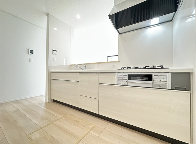 【キッチン】 | 朝霞市宮戸3丁目　新築一戸建住宅　全16棟　(志木本店) | お料理をしながら会話もお楽しみいただける対面キッチンは家族とのコミュニケーションも取りやすく子育てにも便利。