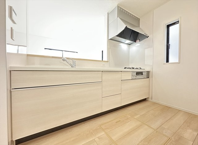 【キッチン】 | 朝霞市宮戸3丁目　新築一戸建住宅　全16棟　(志木本店) | 奥に入ってる物もサッと取り出しやすいスライド収納は奥まで一目で確認できるので調味料などの在庫管理にも便利です。