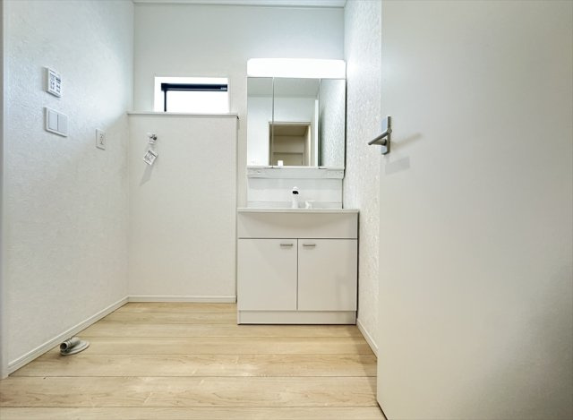 【独立洗面台】 | 朝霞市宮戸3丁目　新築一戸建住宅　全16棟　(志木本店) | 三面鏡洗面化粧台は収納部分を鏡が隠してくれますので、スキンケア用品を収納出来ます。
三面鏡は多角的にチェックできるのでヘアアレンジやメイクもスムーズに行えます。