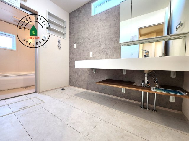 福岡市西区横浜2丁目第1-1棟（1号棟）の内観：施工例|ゆとりの洗面スペースで朝の身支度もスムーズに。暮らしを快適に変えるシャワー付洗面台です！