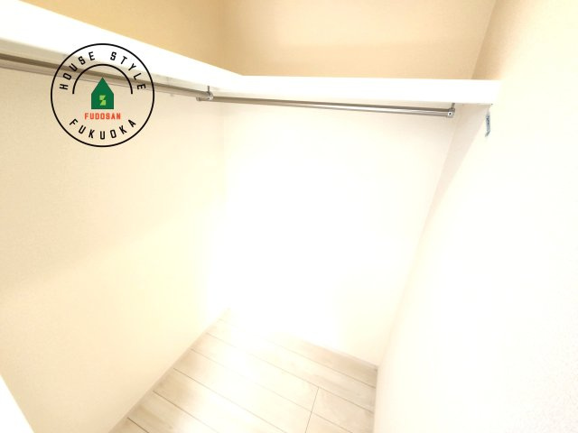 福岡市西区横浜2丁目第1-1棟（1号棟）の内観：施工例|洋服や大きな荷物が多い方や人数の多いご家族などは、一般的なクローゼットよりもウォークインクローゼットのほうが使い勝手が良いです。