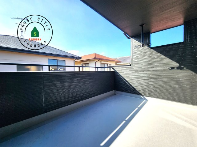 福岡市西区横浜2丁目第1-1棟（1号棟）の外観：施工例|風をしっかりと感じられるバルコニーでは、毎日が洗濯日和です。広々としているので洗濯も楽しくなるでしょうし、気分転換にバルコニーからの眺めを楽しむのもいいでしょう。