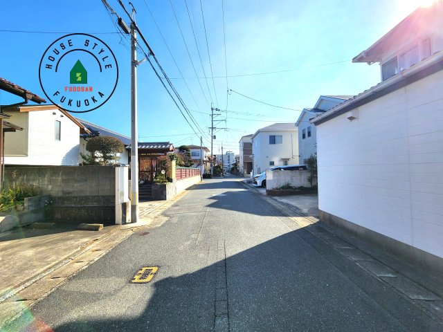 福岡市西区横浜2丁目第1-1棟（1号棟）の前面道路含む現地写真|前面道路は閑静な住宅地をはしる車通りの少ない道路。お車の出し入れが苦手なママや小さなお子様にも安心ですね。しっかり舗装もされているので、ベビーカーや自転車で通っても快適に通行できます。前面道路です。