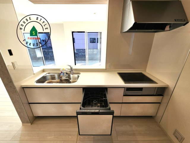 福岡市西区横浜2丁目第1-1棟（1号棟）の内観：施工例|ご家族を近くに感じられる対面キッチンのLDK。会話もはずみそうですね。