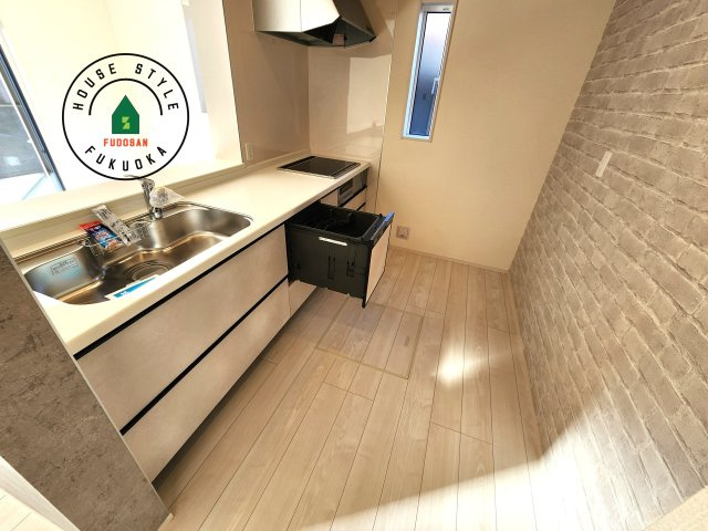 福岡市西区横浜2丁目第1-1棟（1号棟）の内観：施工例|ダイニングテーブルへの配膳がラクラク、お料理はかどるカウンター付きシステムキッチン！