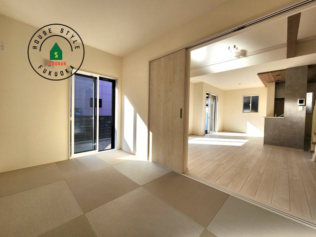 福岡市西区横浜2丁目第1-1棟（1号棟）の内観：施工例|和室を上手に活用すると暮らし方の幅が広がります。例えば普段は開け放して、子供の小さいうちはお昼寝や遊びのスペースに。畳はソフトなので転んでもケガをしにくく安心です