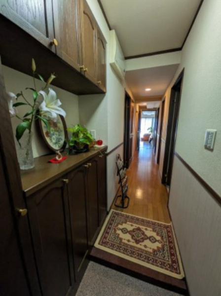 ライオンズマンション小牧の玄関|収納もある玄関です