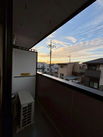 暖かな日差しのふりそそぐバルコニー 