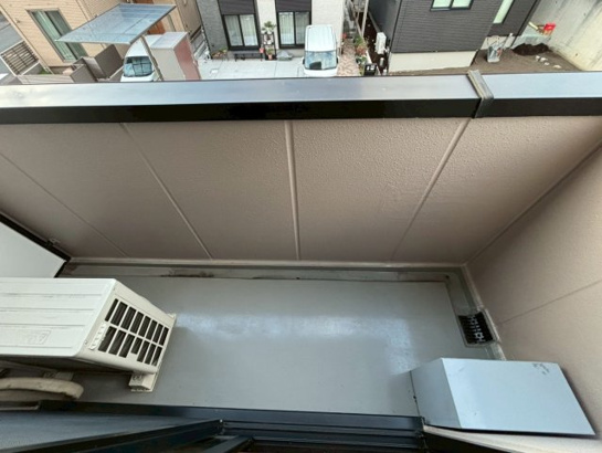 暖かな日差しのふりそそぐバルコニー 