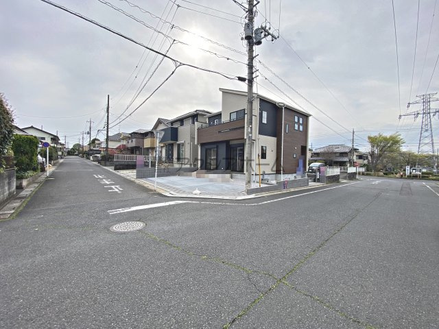入間市久保稲荷4丁目・全1棟　新築一戸建　～南東×北東角地～の前面道路含む現地写真