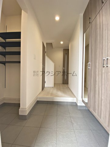 入間市久保稲荷4丁目・全1棟　新築一戸建　～南東×北東角地～の玄関