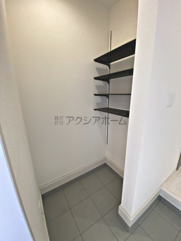 入間市久保稲荷4丁目・全1棟　新築一戸建　～南東×北東角地～の玄関|土間収納