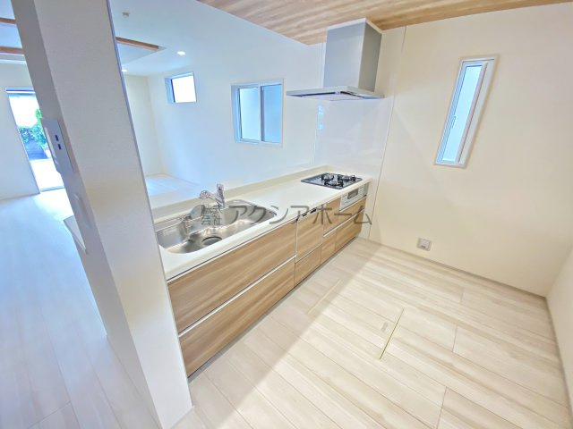 入間市久保稲荷4丁目・全1棟　新築一戸建　～南東×北東角地～のキッチン|リビングを見渡せる対面キッチン・食洗機付きです。