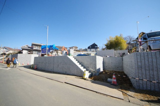 【土地図＋建物プラン例】 | 【仲介手数料無料！！】多摩市連光寺3丁目　建築条件付き売地（全11区画）第6区画　1980万円 | 7区画