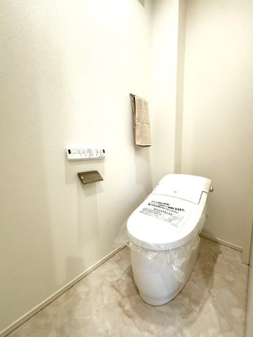 ＼新築モデルハウス／　好評販売中！　静岡市駿河区中村町１期　全１邸のトイレ|すっきりとしたタンクレストイレ。