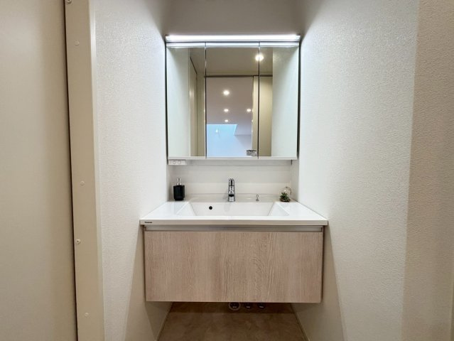 ＼新築モデルハウス／　好評販売中！　静岡市駿河区中村町１期　全１邸の独立洗面台|三面鏡の裏も収納になっているため、細々したものをスッキリ収納できます。