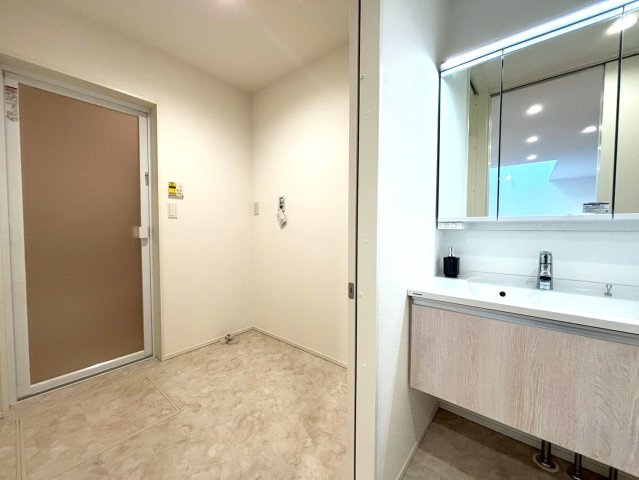 ＼新築モデルハウス／　好評販売中！　静岡市駿河区中村町１期　全１邸の脱衣所|洗面と脱衣が分かれているため、ご家族の入浴中も気兼ねなく洗面が使えます。