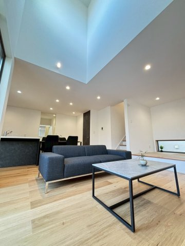 ＼新築モデルハウス／　好評販売中！　静岡市駿河区中村町１期　全１邸の居間・リビング|大きな吹き抜けがあり開放感溢れるリビング。