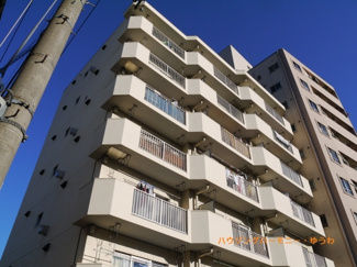 【外観】 | 「本蓮沼」駅より徒歩３分の好立地。南西角部屋のリフォームマンションです。