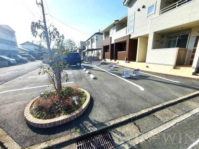 プリートビラの駐車場