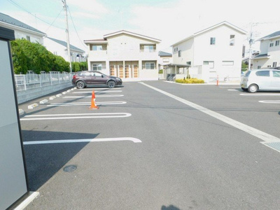 【駐車場】 | かりんＢ | 車をお持ちの方に嬉しい駐車場付きの物件です