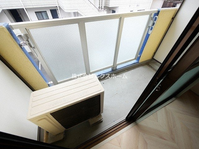 スカイブルーのバルコニー|外からの目が気にならないバルコニーで洗濯物が干せます