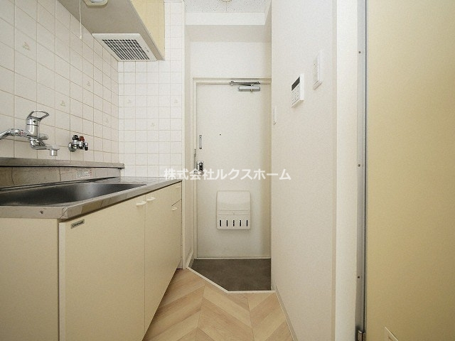 スカイブルーの玄関|収納もある玄関です