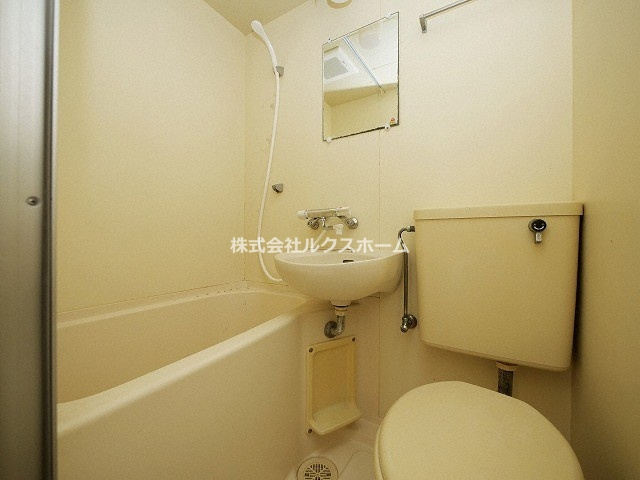 スカイブルーのトイレ|清潔感のあるトイレです