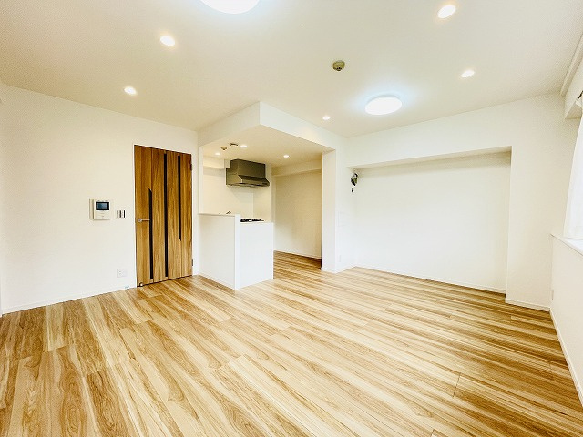 【居間・リビング】 | コスモ博多古門戸 | LDKはダウンライトでスッキリとした空間に仕上がっております。南東向きで朝から明るく良い一日をスタートできそうですね