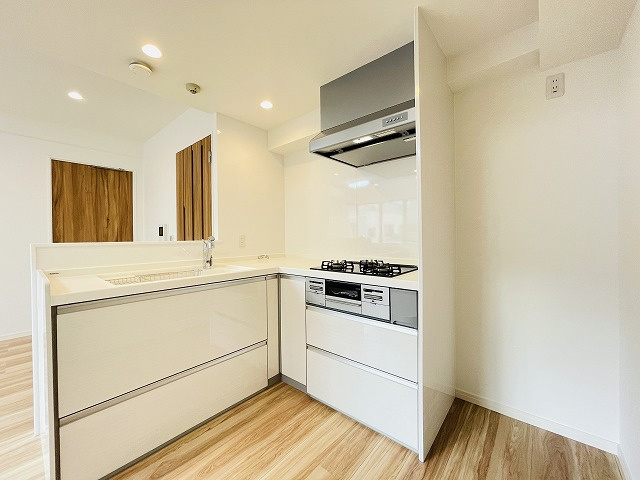 【キッチン】 | コスモ博多古門戸 | インテリアにも馴染みやすいホワイトキッチン！L字キッチンで家事効率もUP♪