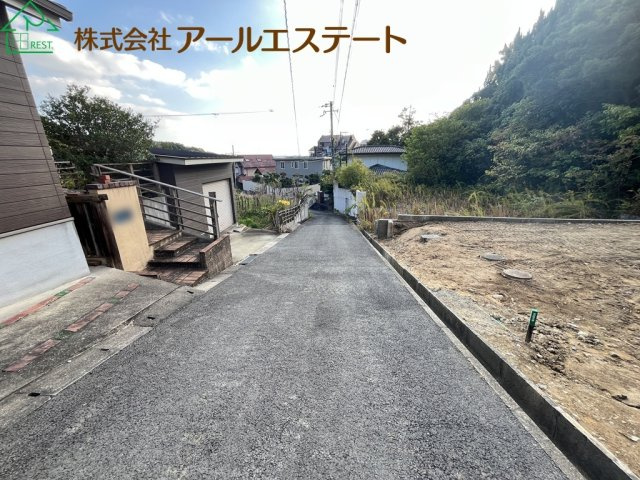 加古川市上荘町都台2丁目　　売土地の前面道路含む現地写真