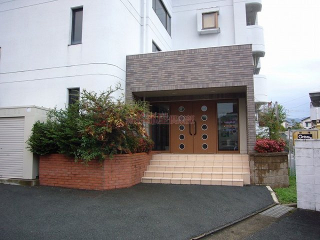 プルミエ国分のエントランス