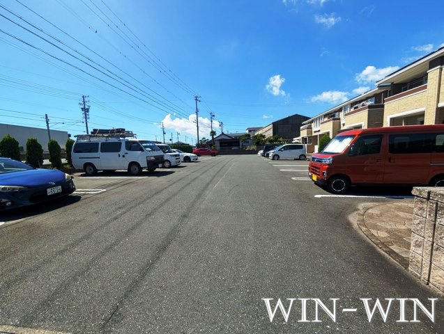 エバーラスト WESTの駐車場