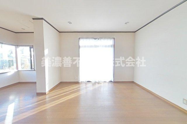 ６６０８７　岐阜市又丸中古戸建て（事務所付き）の居間・リビング