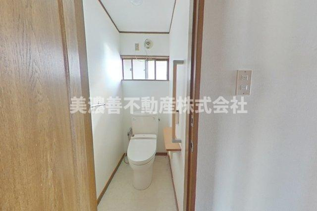 ６６０８７　岐阜市又丸中古戸建て（事務所付き）のトイレ