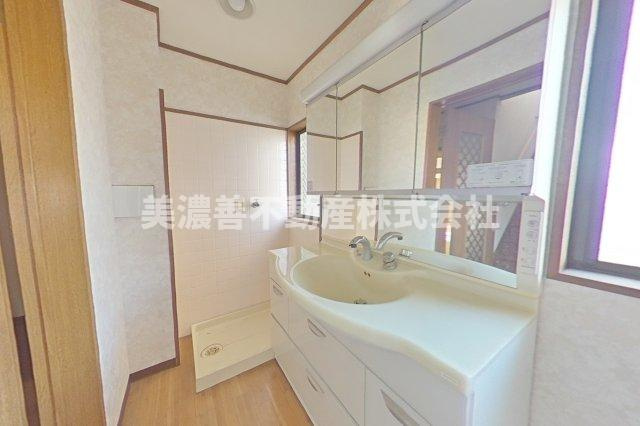 ６６０８７　岐阜市又丸中古戸建て（事務所付き）の独立洗面台