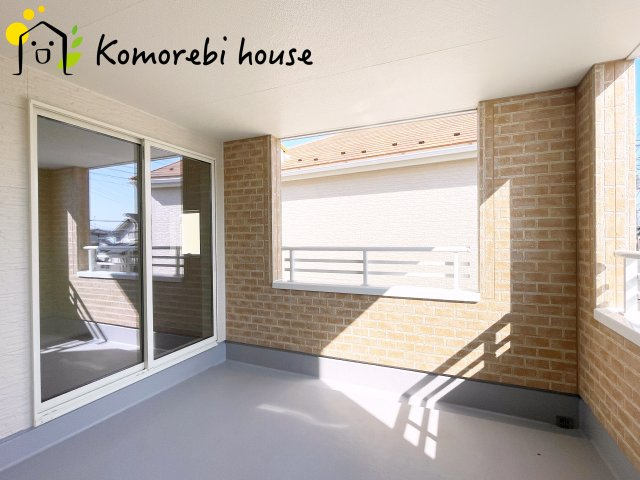 鴻巣市鴻巣第2　新築一戸建て　リーブルガーデン　01のバルコニー|暖かな日差しのふりそそぐバルコニー