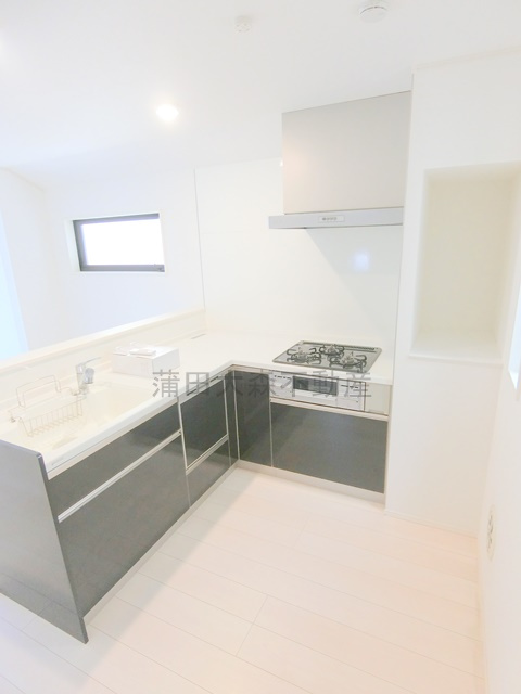 Kolet蒲田#11のキッチン|食器洗浄機とグリル付き3口ガスコンロのL字型システムキッチン