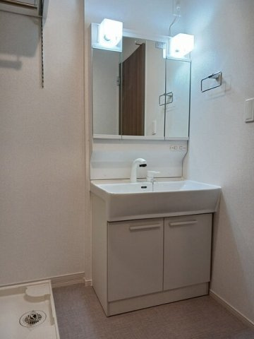 プランドールＢの独立洗面台|ゆったりとスペースのある洗面所