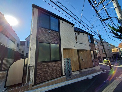 新宿区高田馬場１丁目のアパートのエントランス